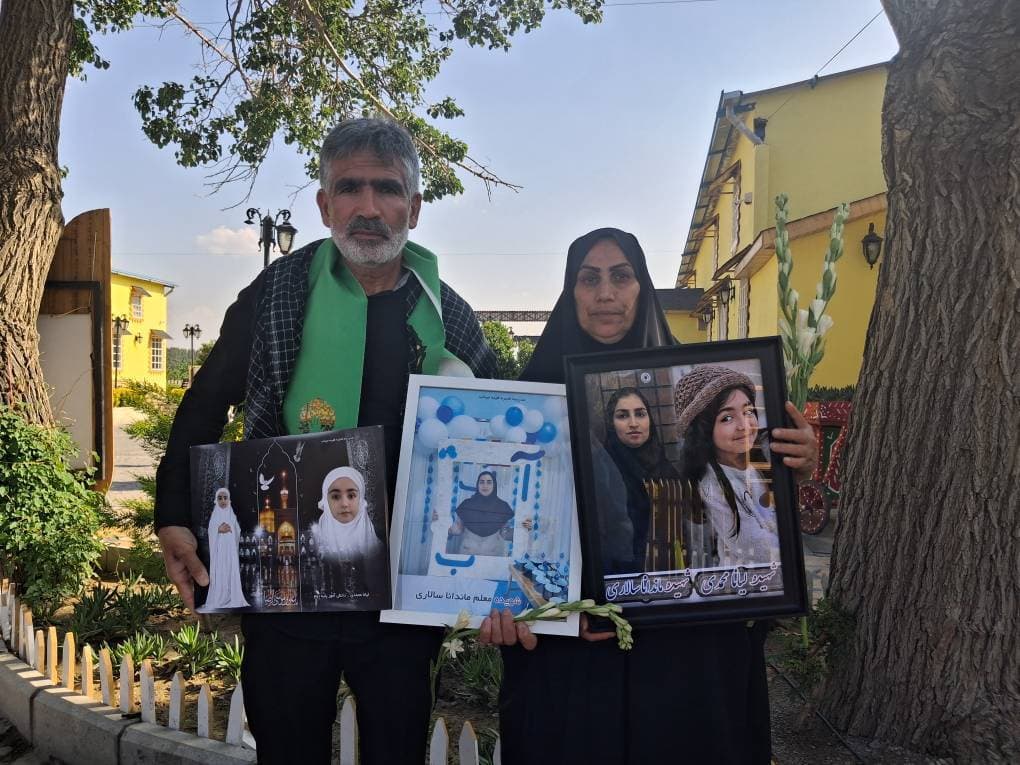 Ali Salari, together with his wife, is holding a photo of his daughter Mandana Salari and his granddaughter Liana Mohammadi.