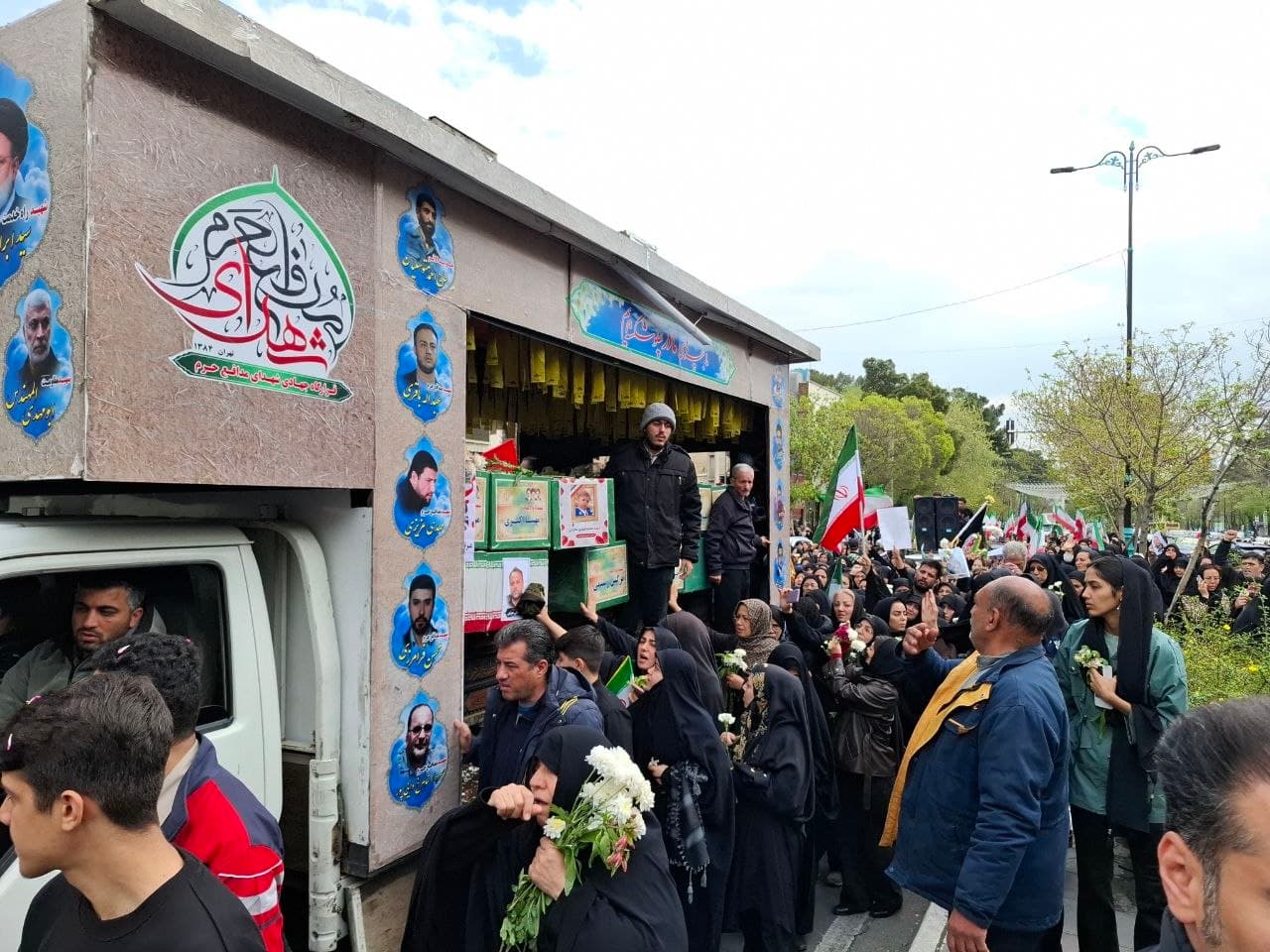 Funeral procession, 13 Aban neighborhood, Ray