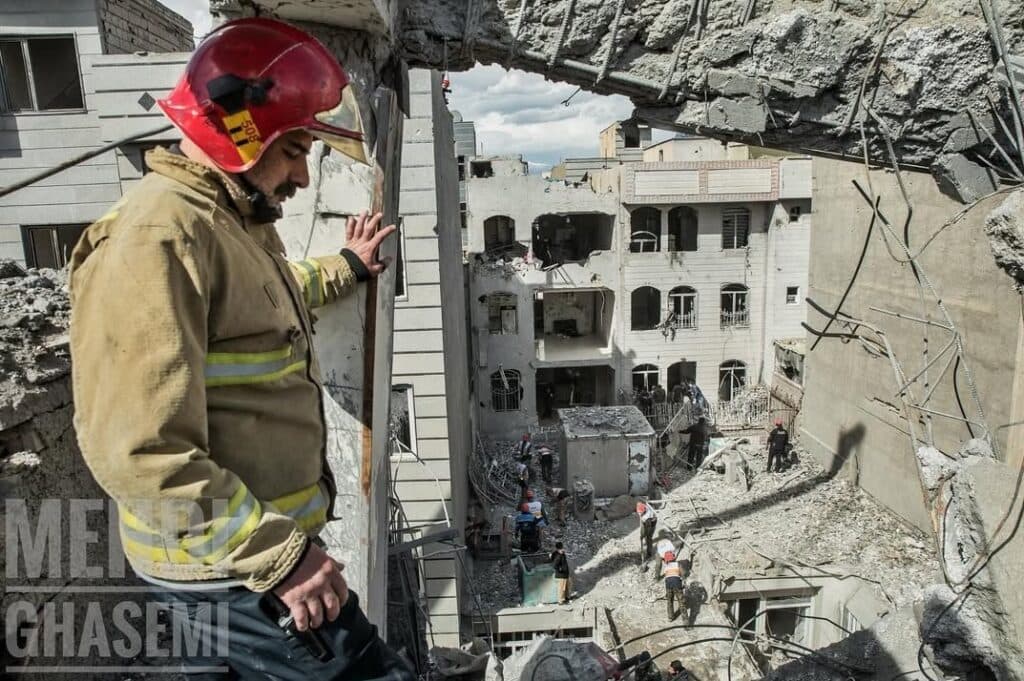 Firefighter rescue teams, 13 Aban neighborhood, Ray